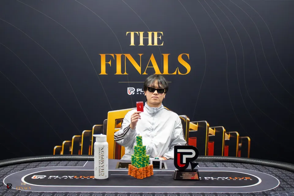Zanxin Li with the Super Six Hundy trophy